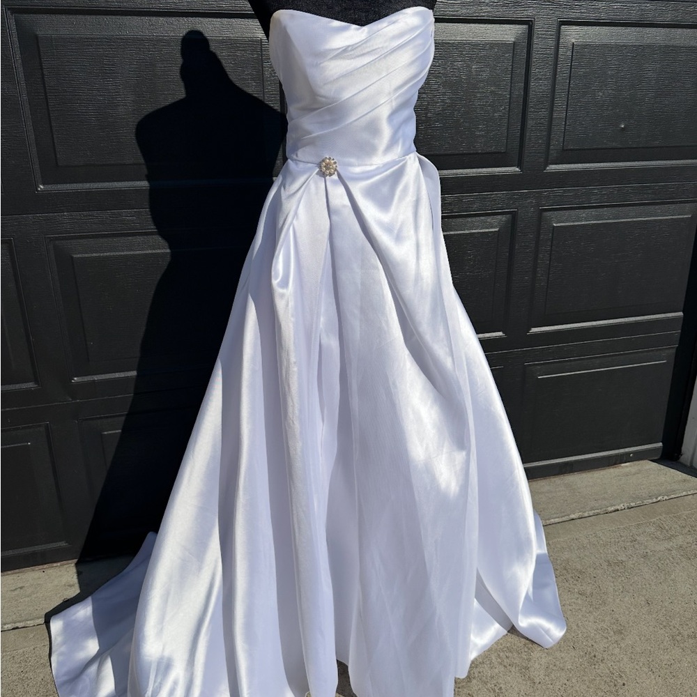 Elegant White Strapless Gown